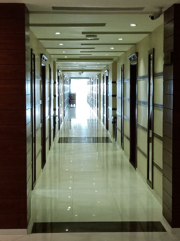 Avari Xpress Faisalabad 6/60
