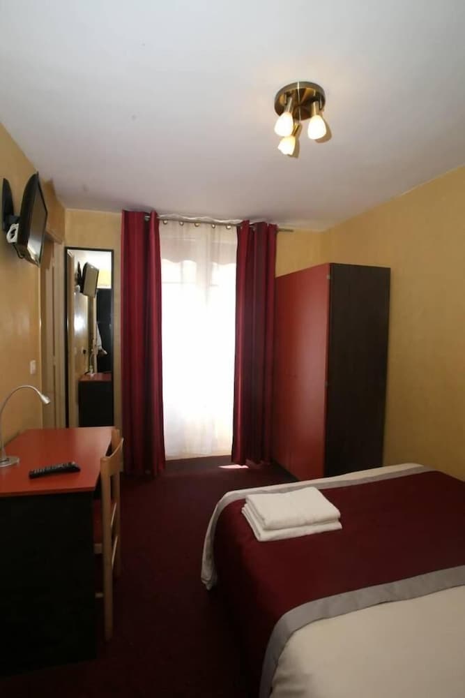 LUXOR BASTILLE HOTEL 10/61