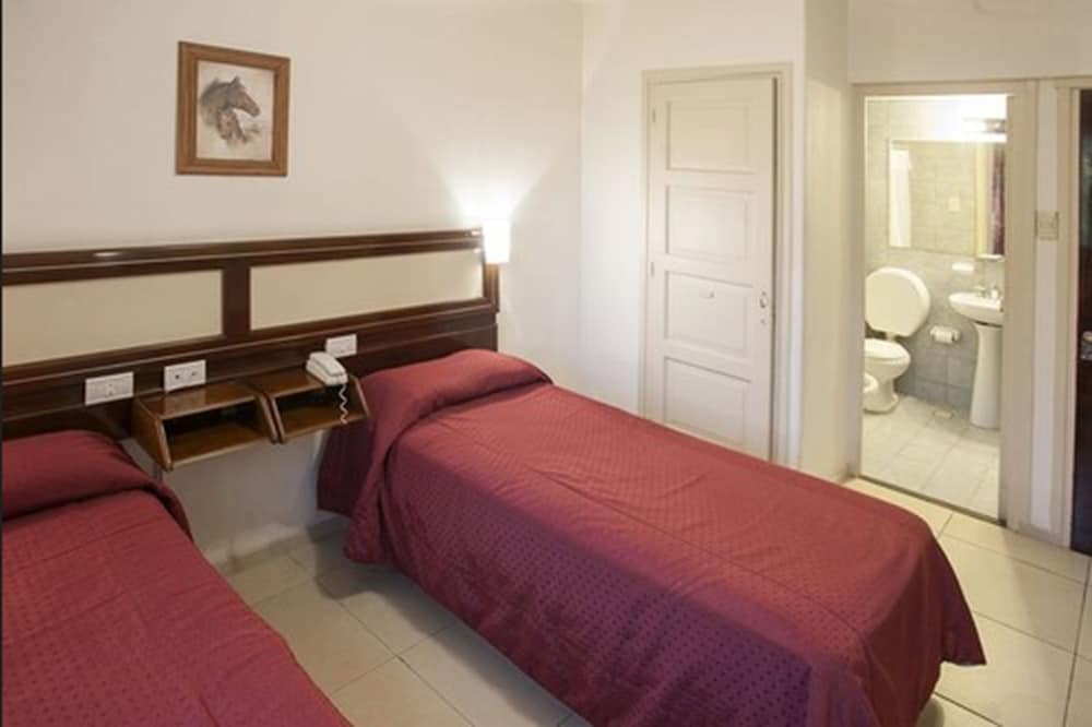 ROOM, TWIN BEDS