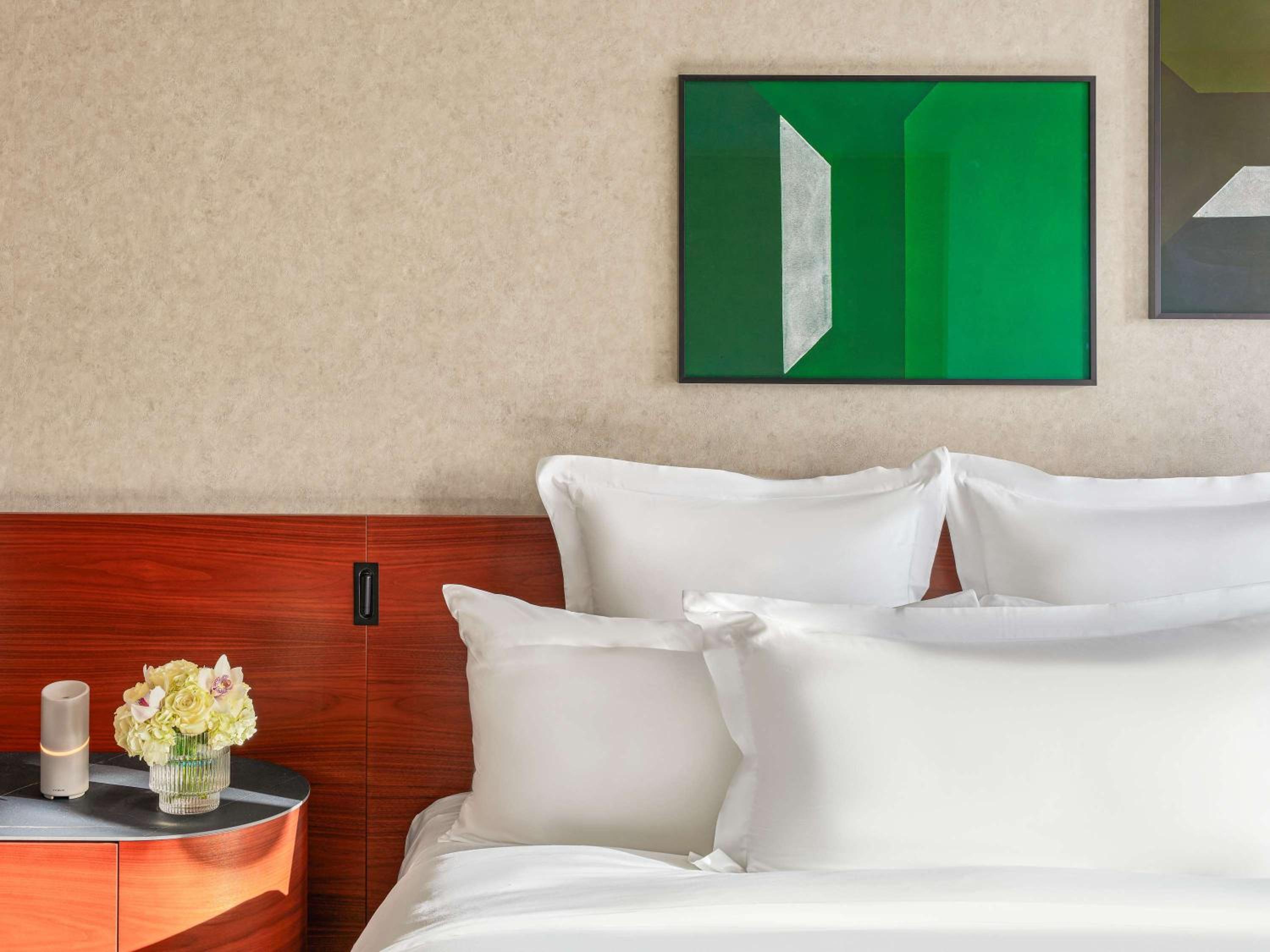 Fairmont Gold, Harbor, Suite, King Bed, Mountain View, Corner, Fairmont Pacific Rim 8/10