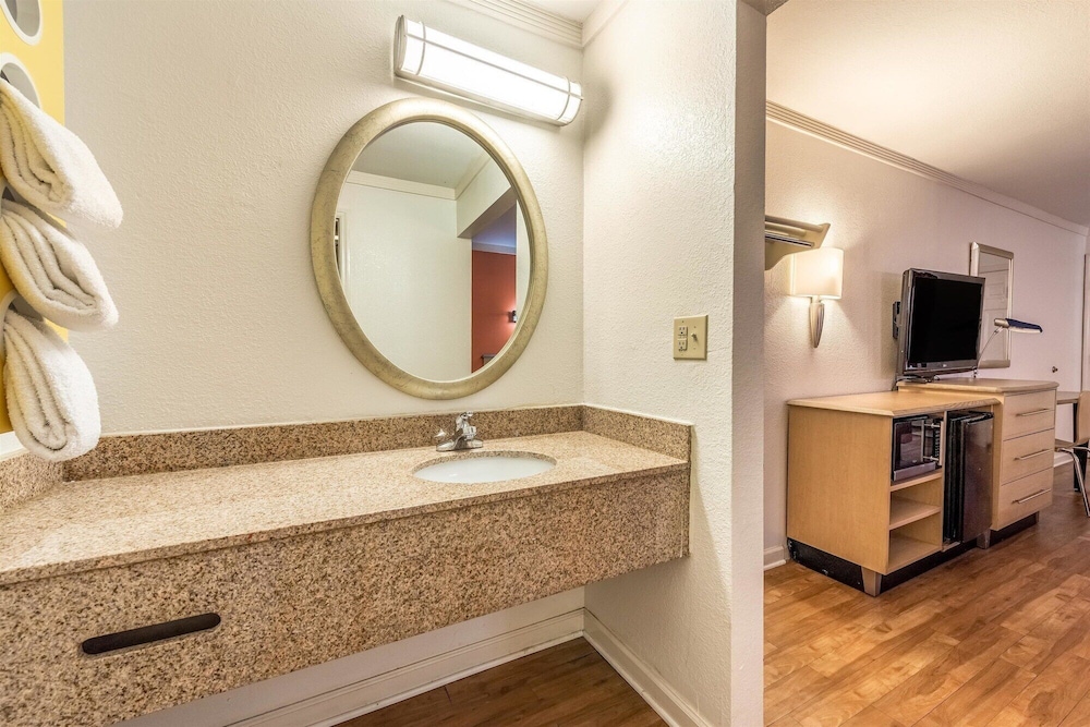 Motel6 Gatlinburg, TN - Smoky Mountains 40/40