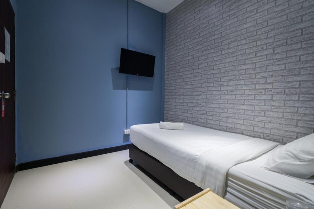ROOM, SINGLE