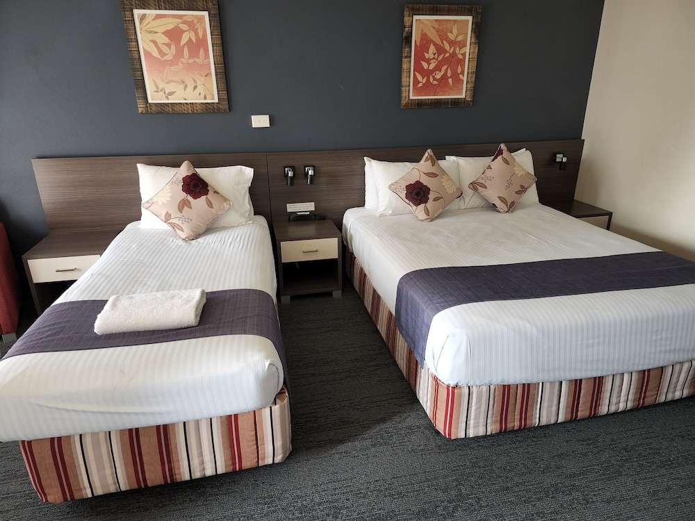 BATHURST MOTOR INN 38/59