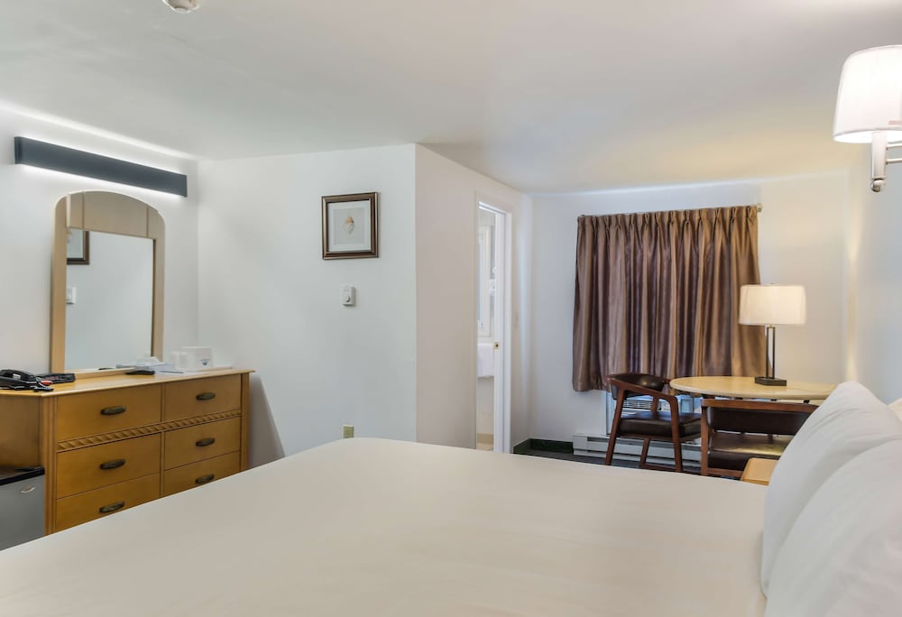 Americas Best Value Inn Suites Hyannis Cape Cod 16/42