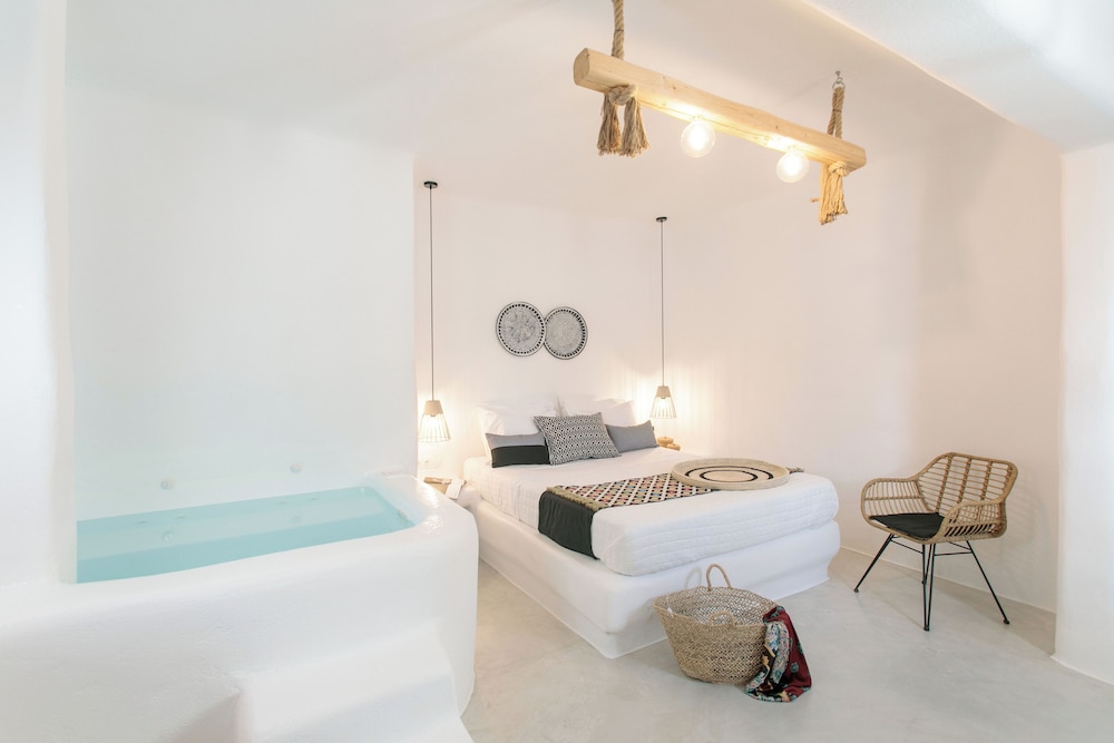 Junior Suite, Queen Bed, Garden View, Jetted Tub, Irida Luxury Apartments 3/7