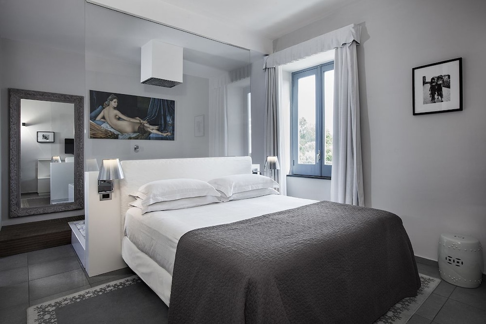 Suite, King Bed, Bathtub