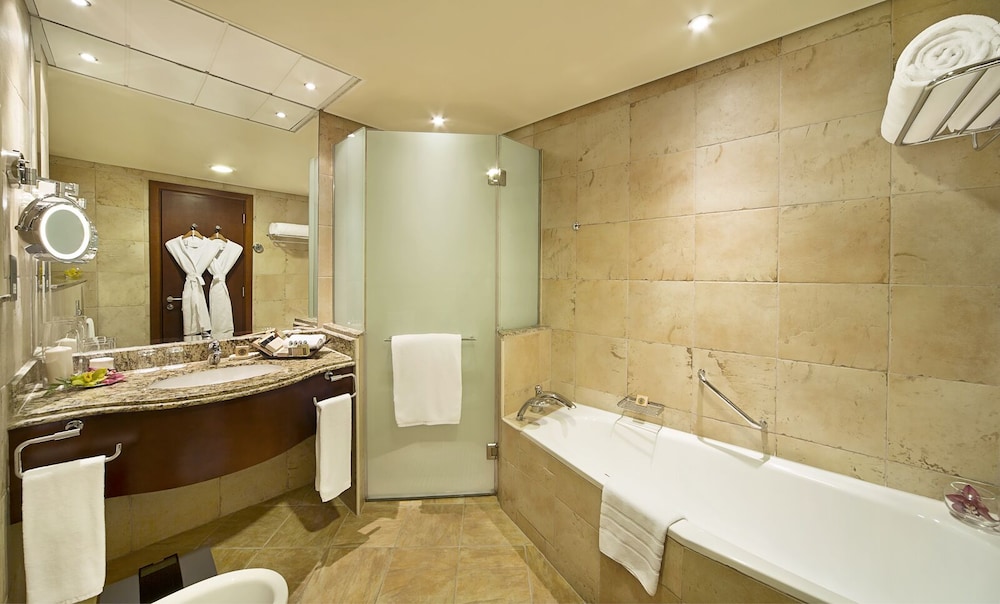 غرفة كلوب تنفيذية بسرير كينج بإطلالة على البحر، Danat Jebel Dhanna Resort 5/5