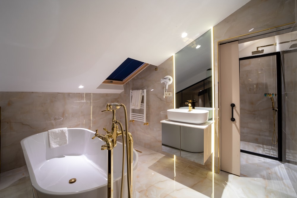 EXECUTIVE, SUITE, HOT TUB, TERRACE, LOUNGE ACCESS