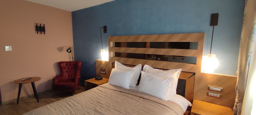 غرفة بريميوم بسرير مزدوج مع أريكة، MYSTRAS GRAND PALACE RESORT & SPA 2/10
