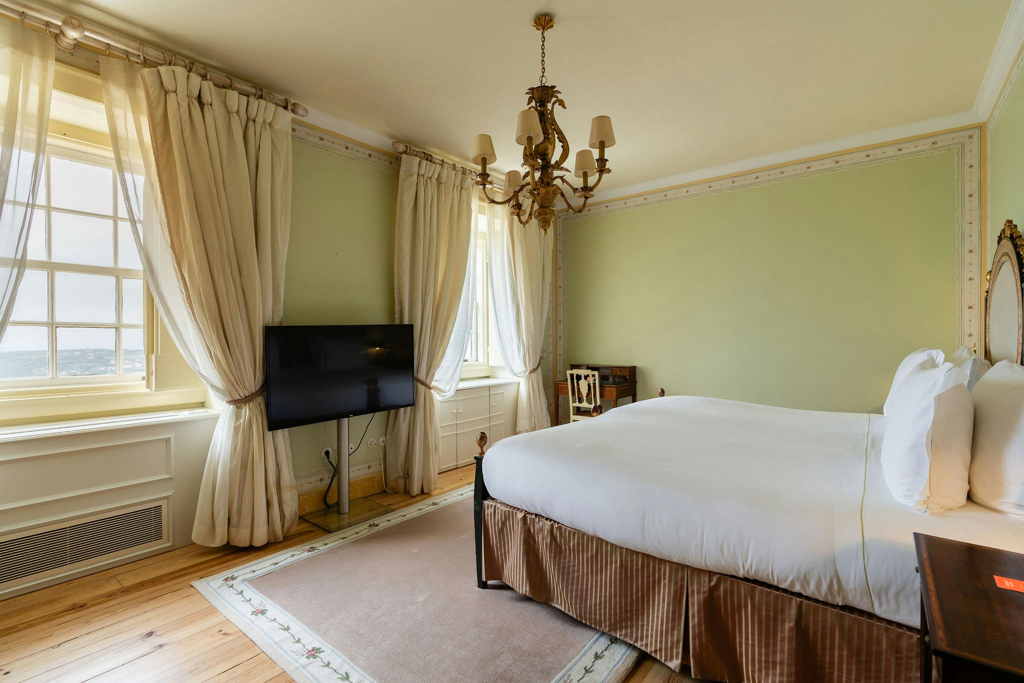 Deluxe, Valley View