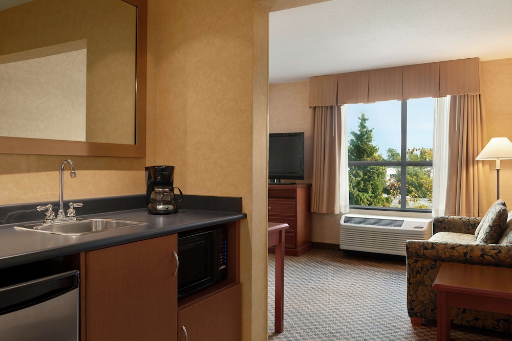 Hampton Inn and Suites by Hilton Langley Surrey 56/72
