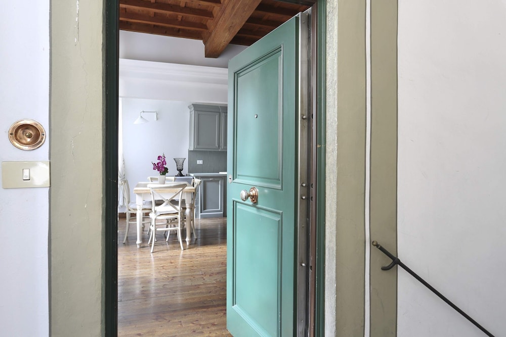 Pontevecchio Stylish Apartment in Florence-hosted by Sweetstay 1/14