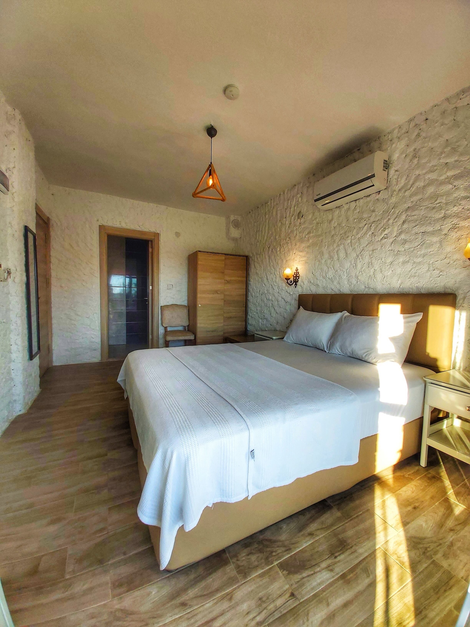 COMFORT, QUEEN BED, BALCONY
