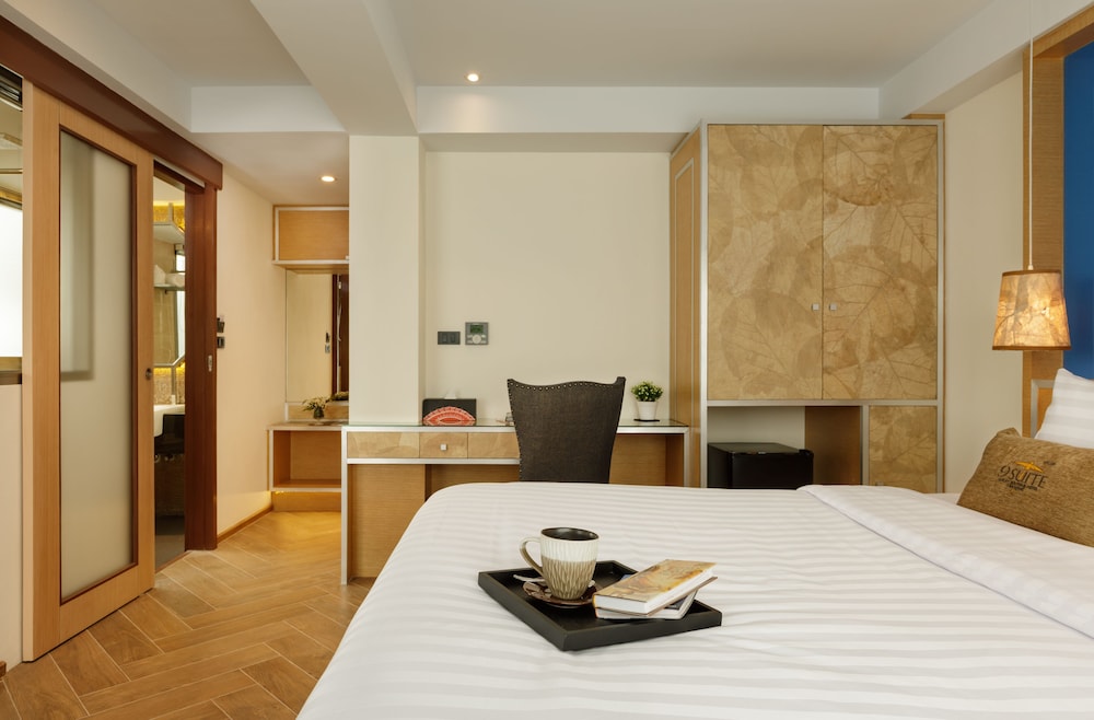 DELUXE, KING BED