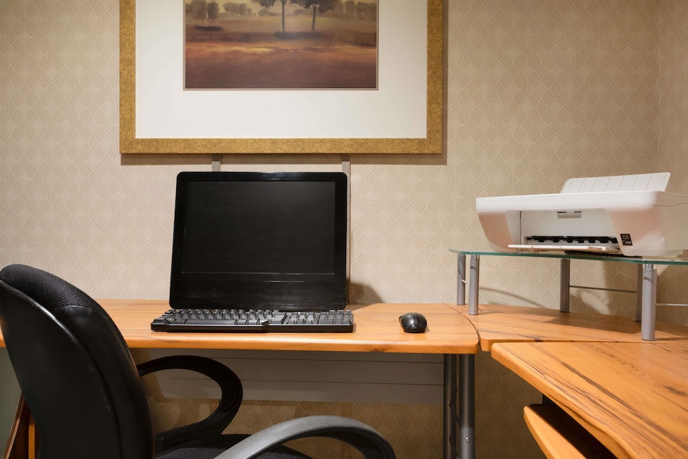 Days Inn by Wyndham Renfrew Conference Centre 18/27
