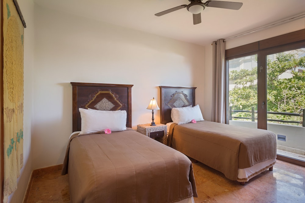 El Taj Oceanfront & Beachside Condo Hotel 21/74