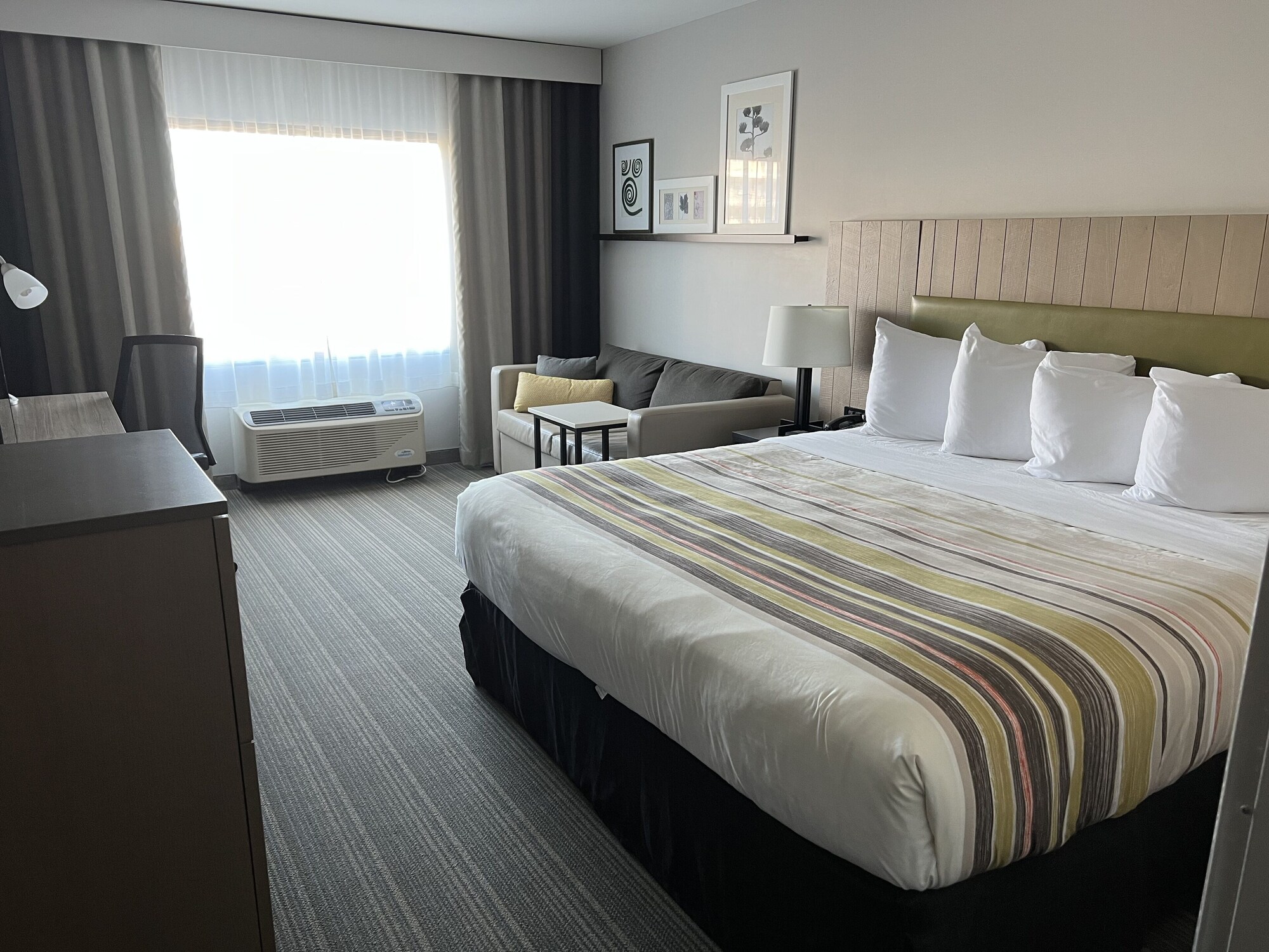 ROOM, KING BED