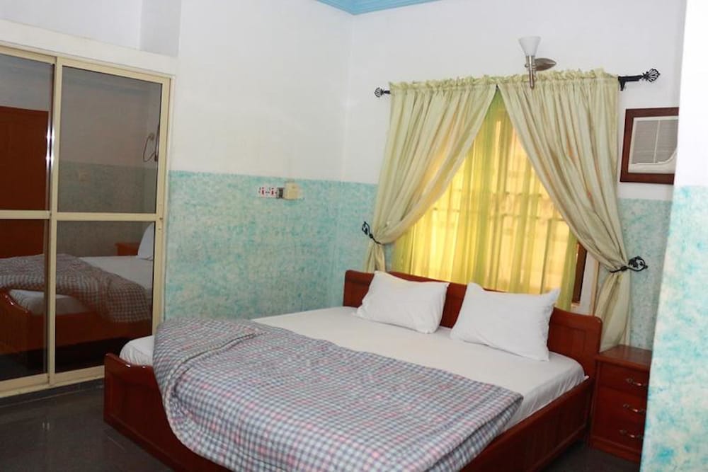 EMROSY HOTELS AND SUITES 16/50