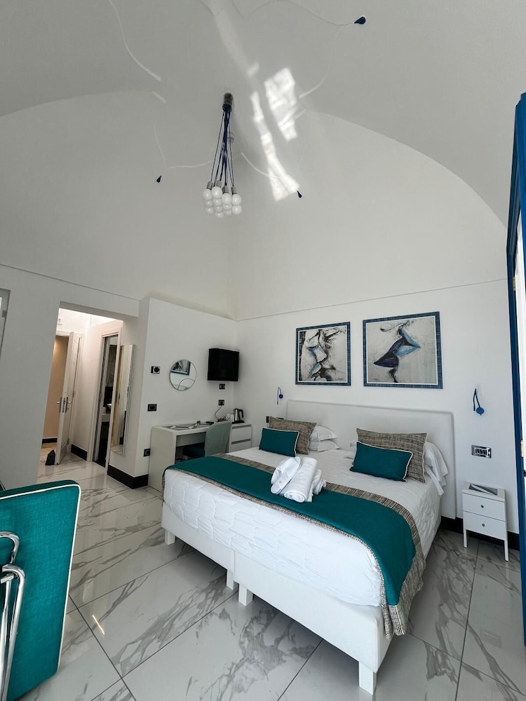 EXECUTIVE, SEA VIEW, JETTED TUB