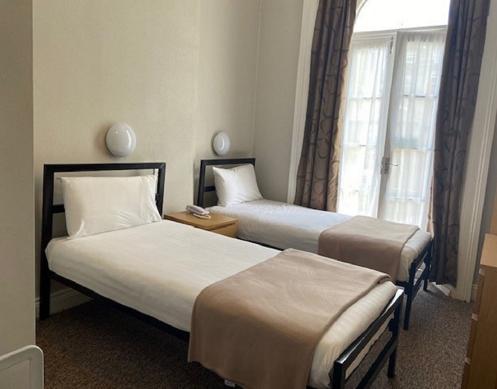 Lords Hotel 24/63