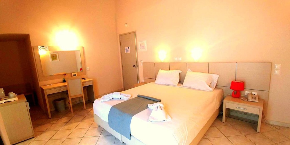 ROOM, DOUBLE BED, PARTIAL SEA VIEW