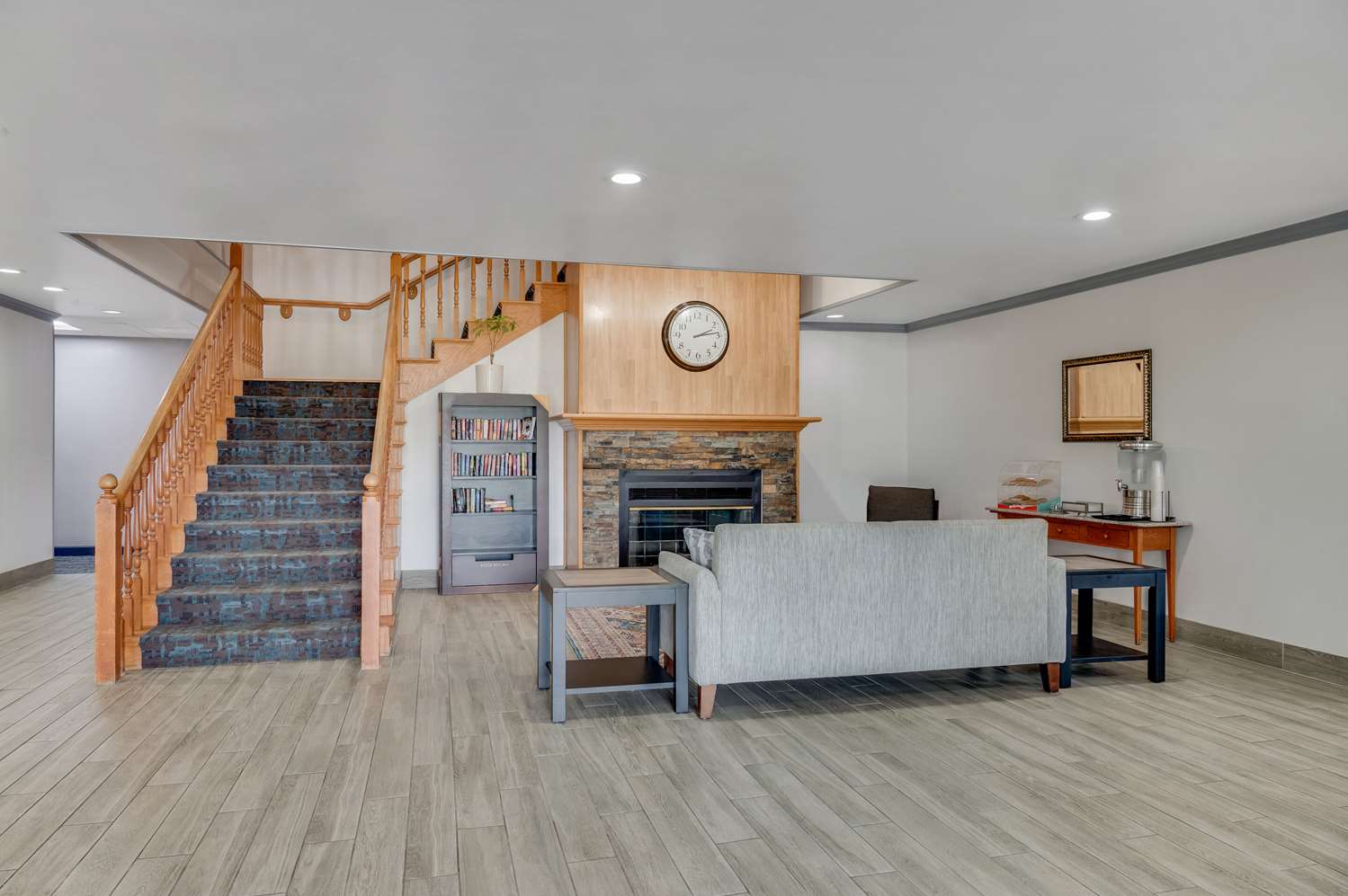 Country Inn & Suites By Radisson Grand Rapids Airport Mi 12/40