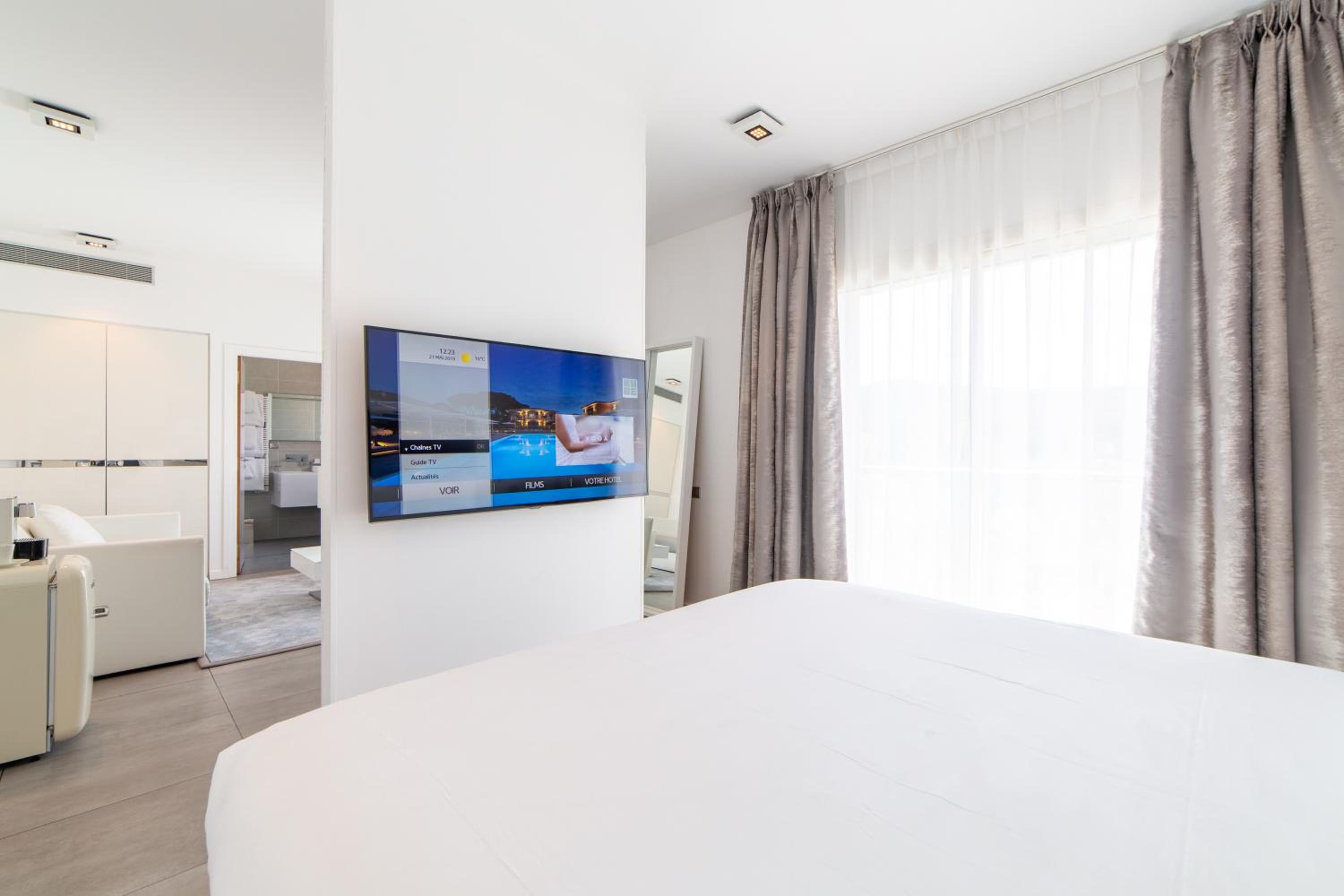 White, Junior Suite