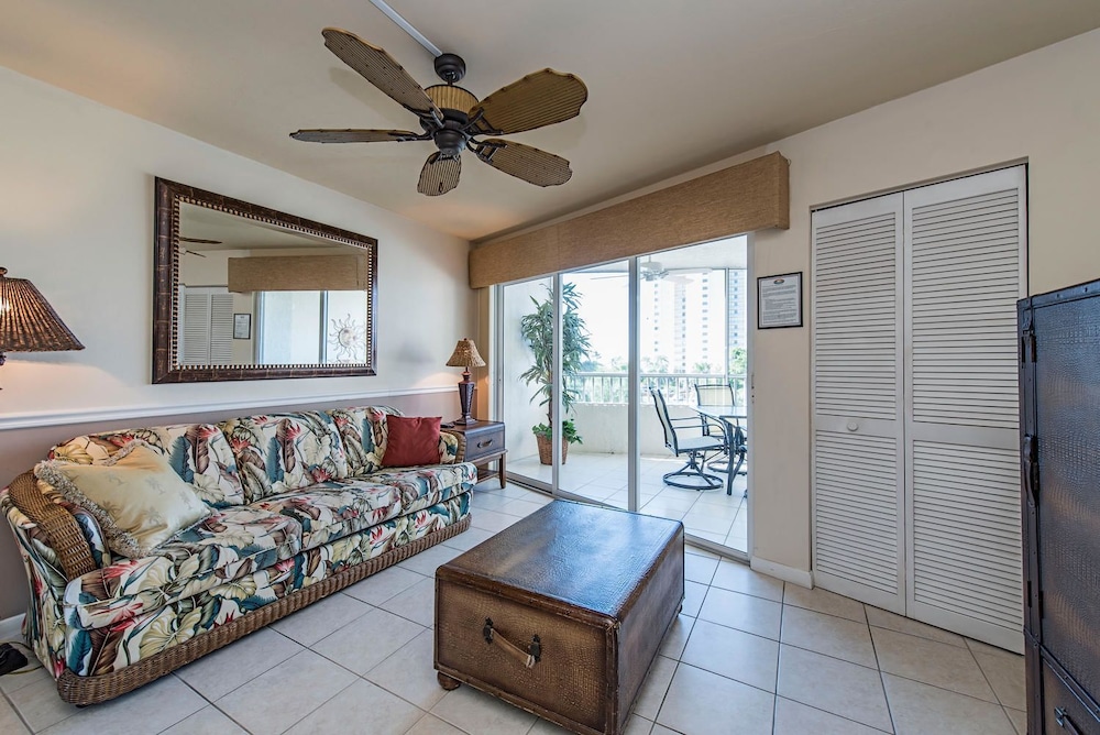 Marco Beach Vacation Suites 46/73