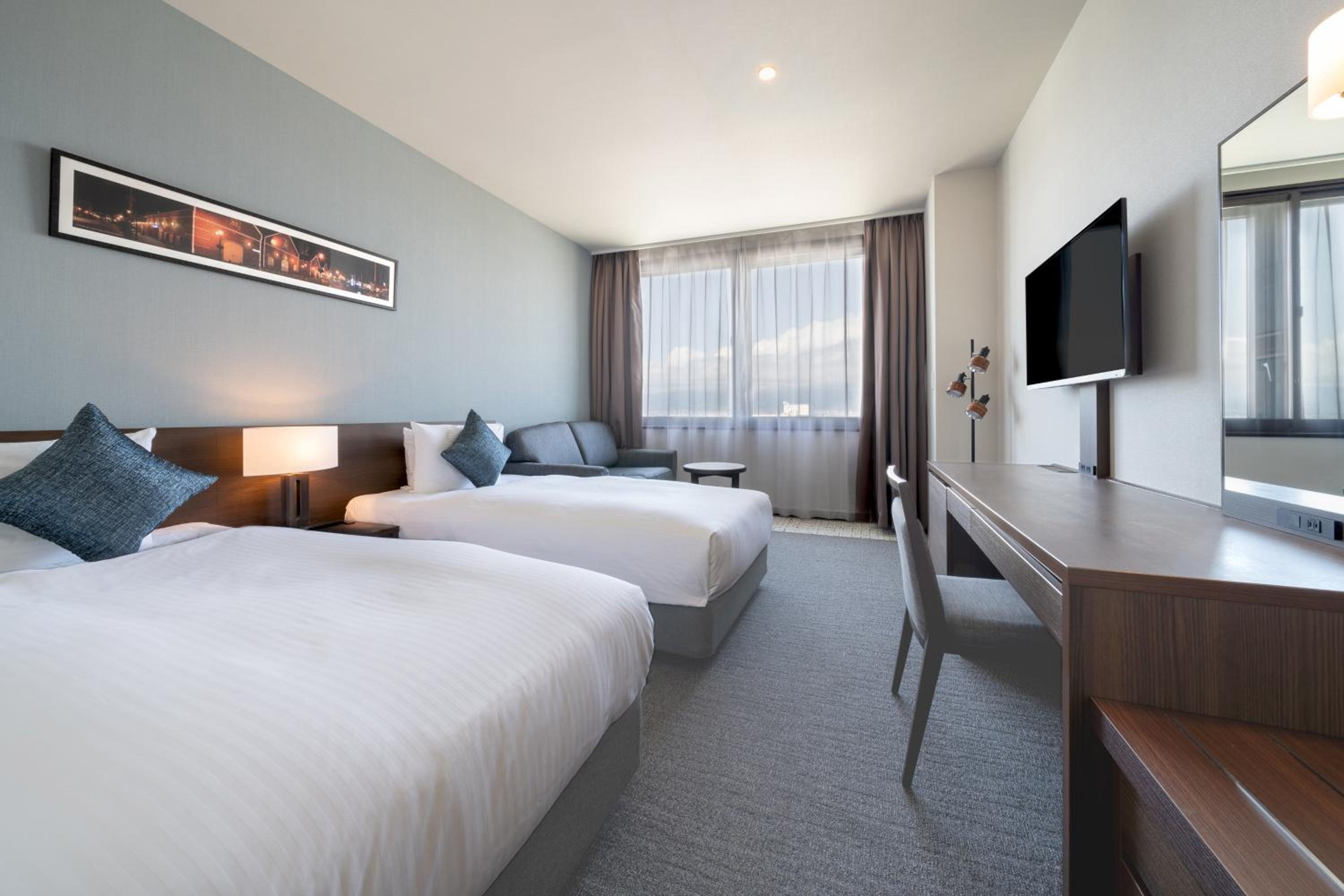 Premier, Twin Beds, Night View