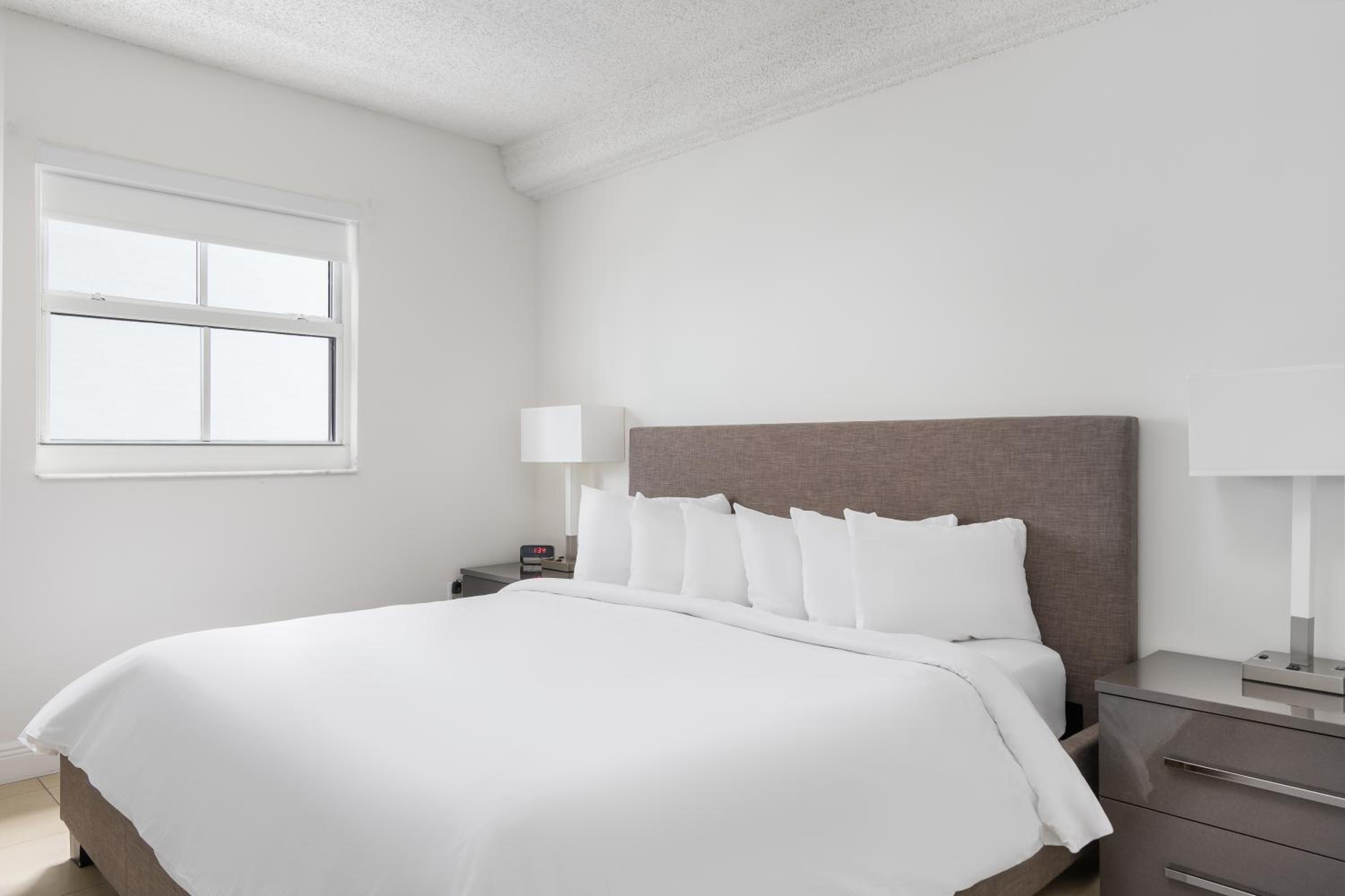 1 BEDROOM, SUITE, BALCONY