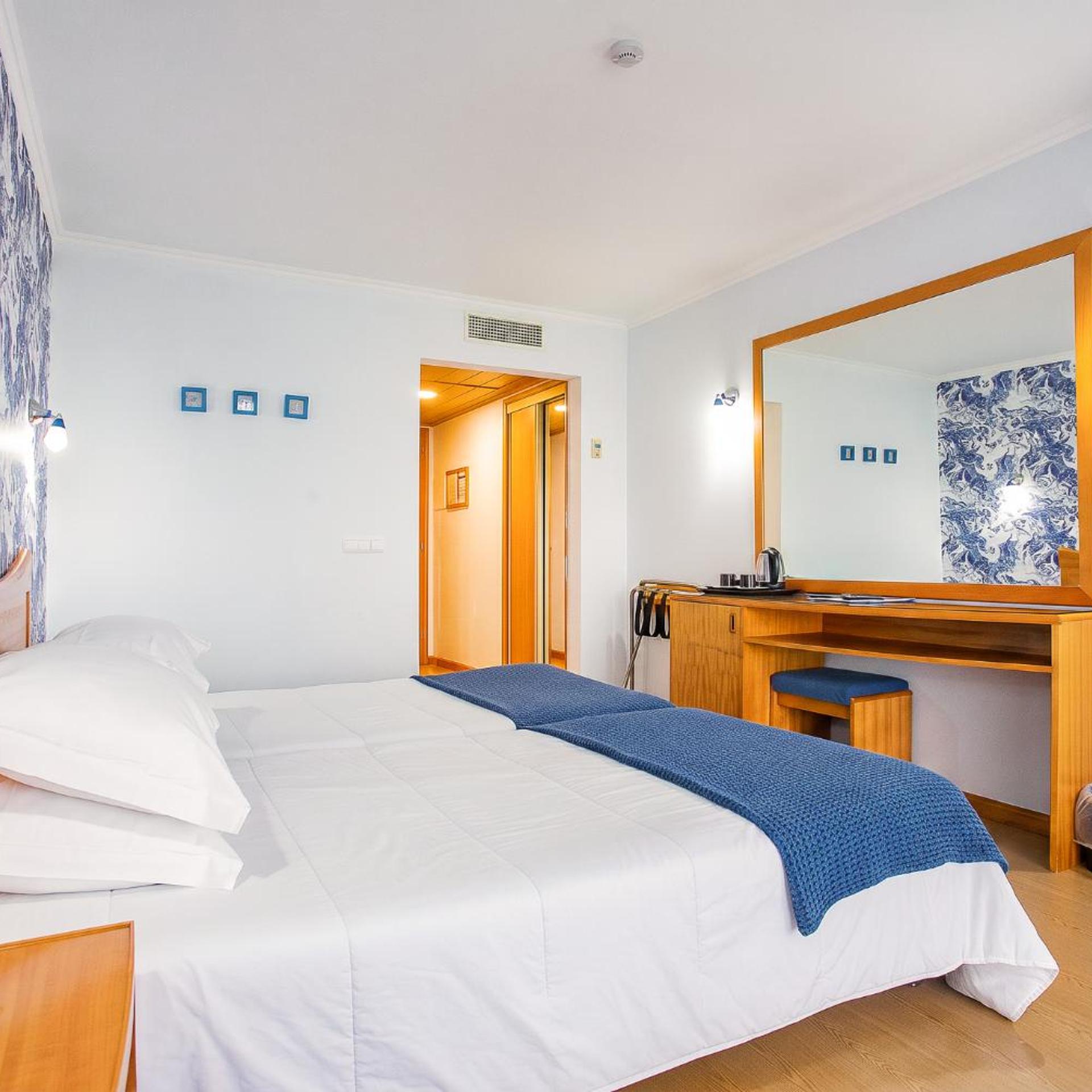 Room, Twin Beds, Partial Sea View