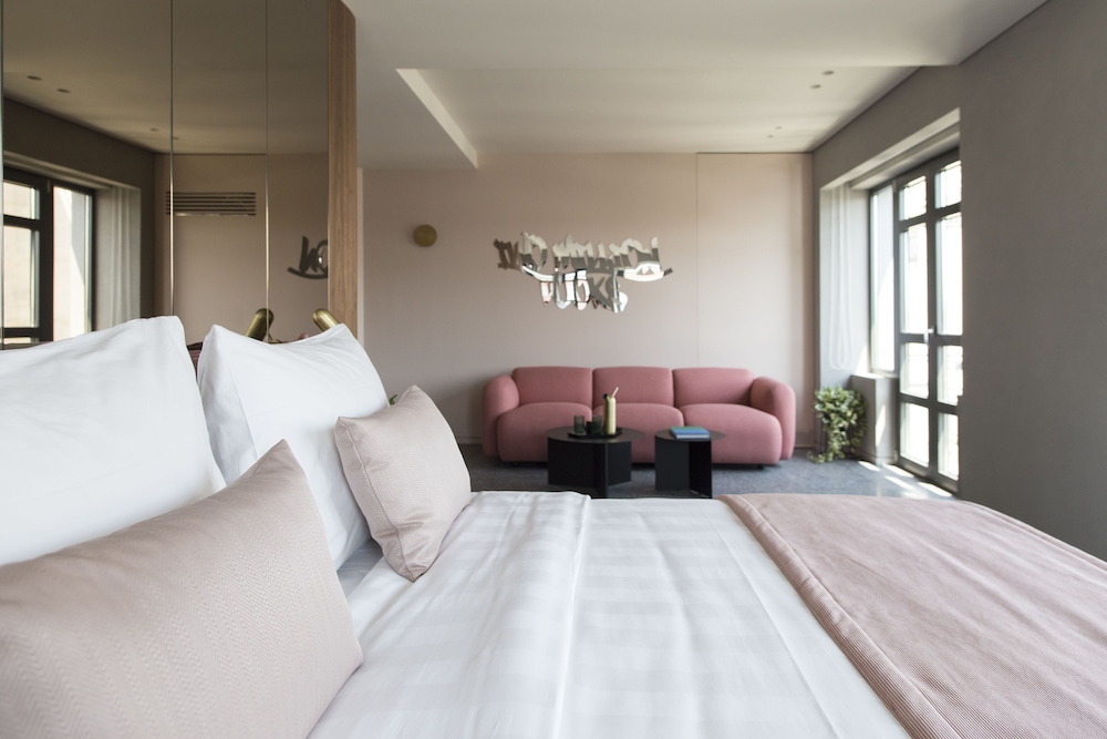 Perianth Hotel 7/61