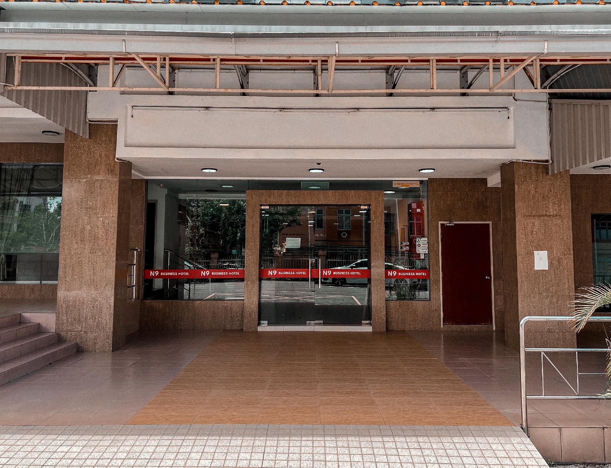 OYO 43955 N9 Business Hotel 4/27