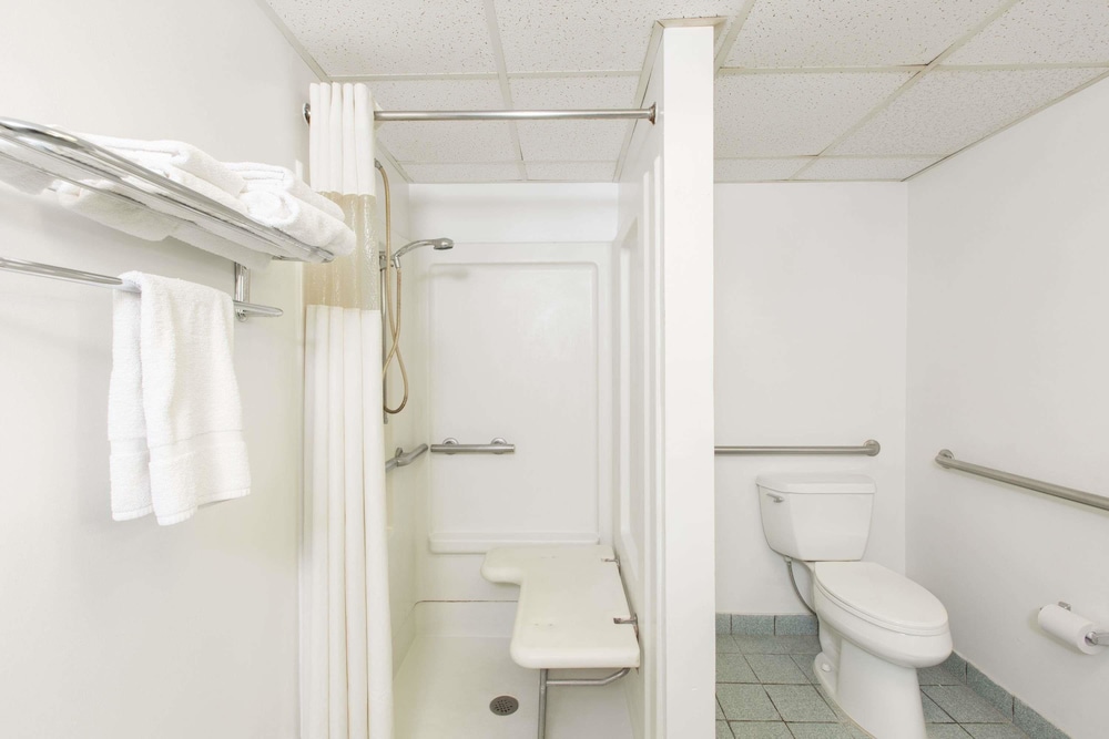 Travelodge by Wyndham Great Bend 28/32
