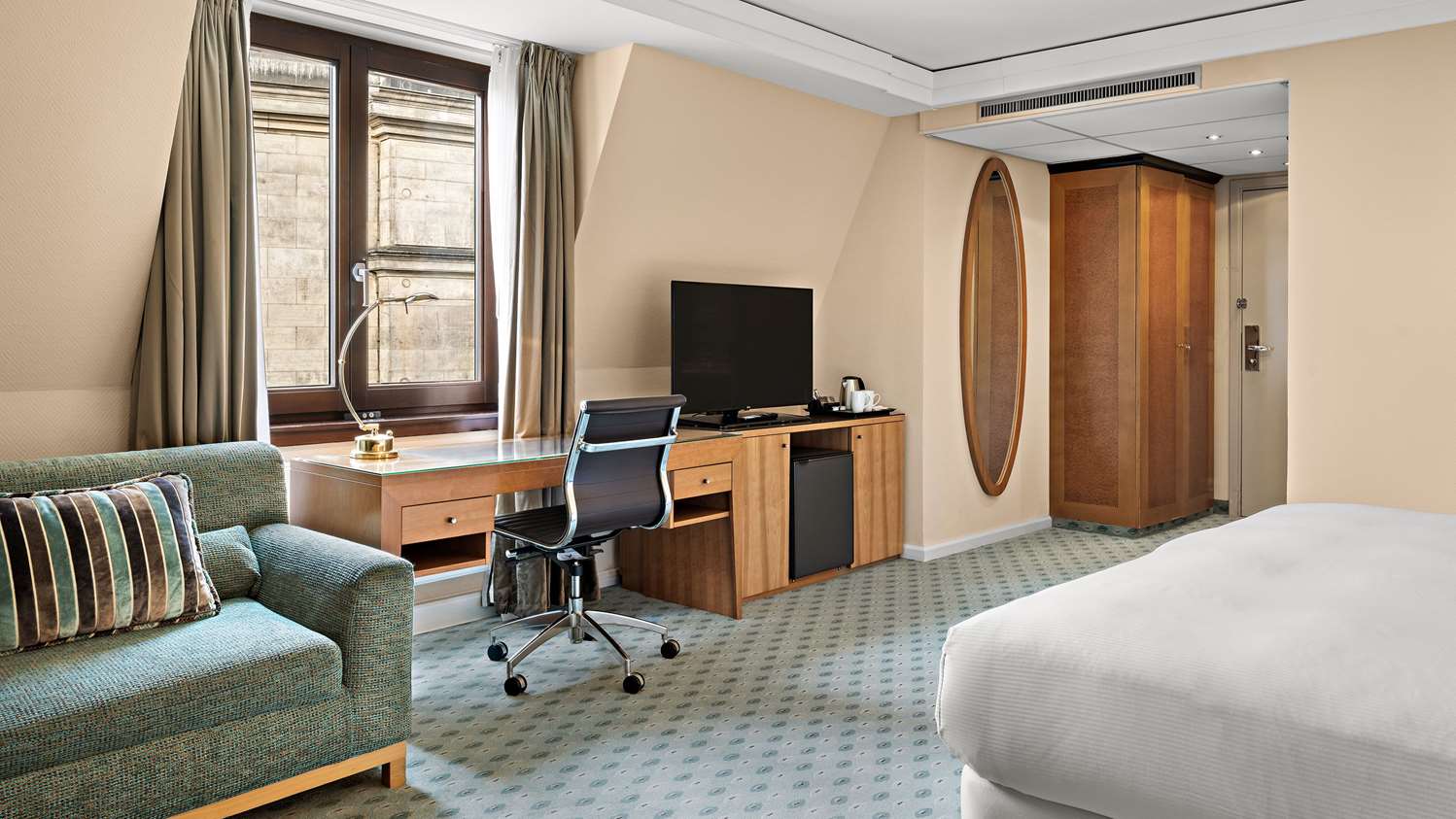 Executive, Family, Queen Bed, Princess View, Executive Lounge Access