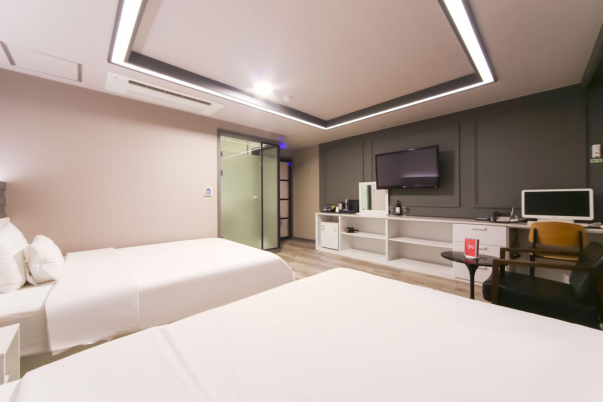 DELUXE, TWIN BEDS