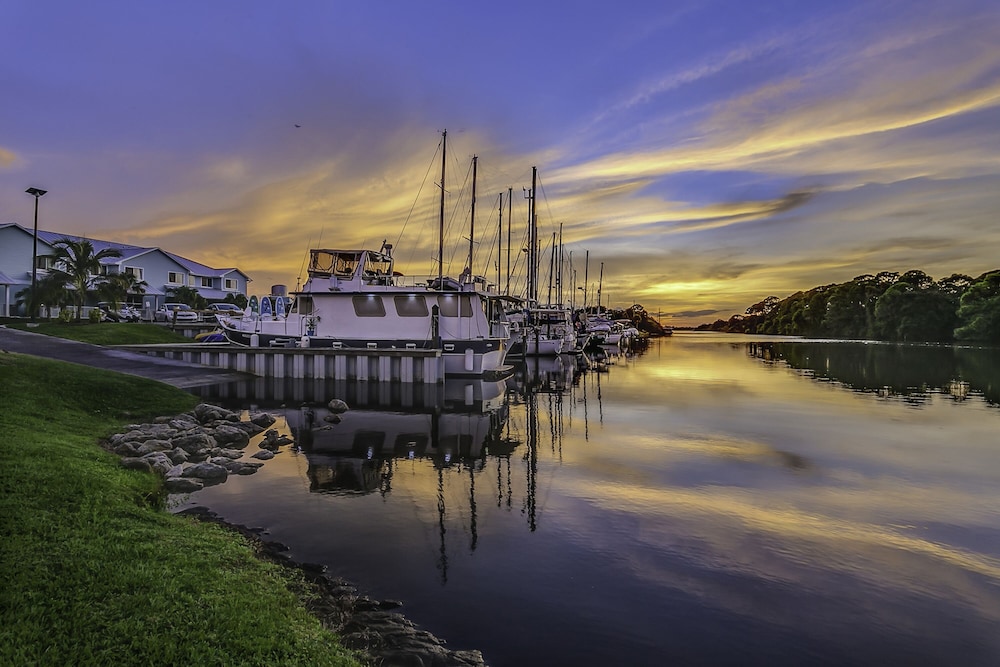 Cape Crossing Resort & Marina 60/68