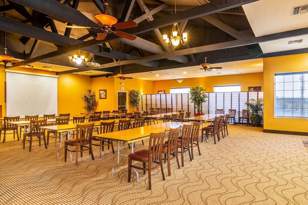 Comfort Inn and Suites Mojave CA 32/46