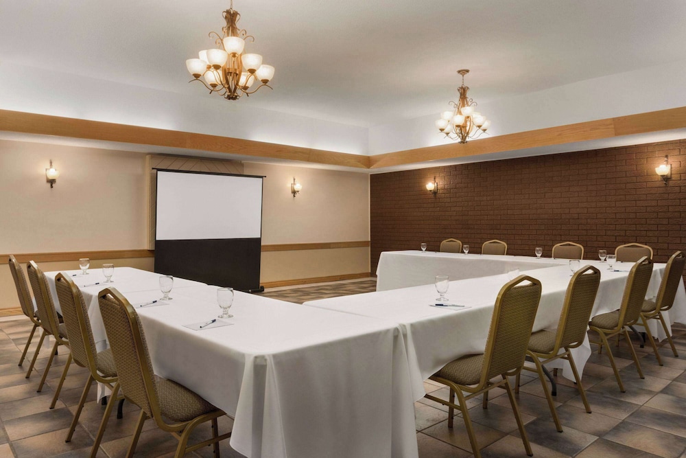 Travelodge By Wyndham Simcoe 38/50
