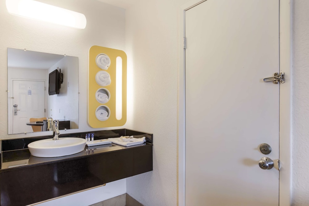 Americas Best Value Inn Bowling Green 23/28