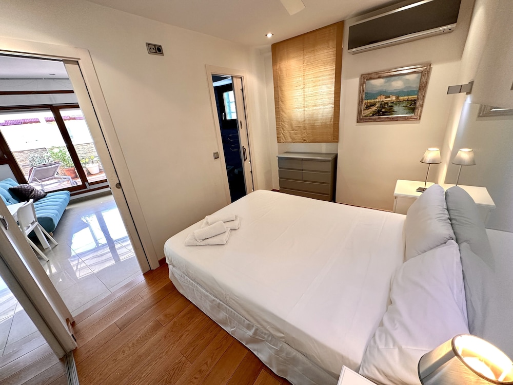 JUNIOR SUITE, QUEEN BED, CITY VIEW, SOFA, TERRACE