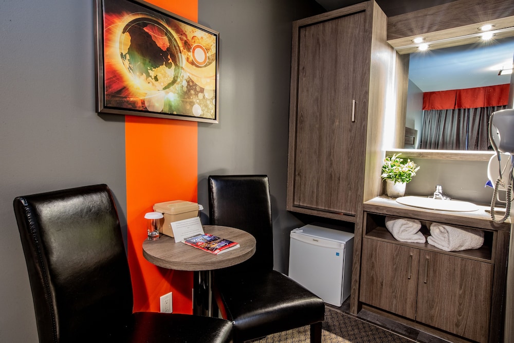 HOTEL MOTEL LE CHATEAUGUAY 23/26