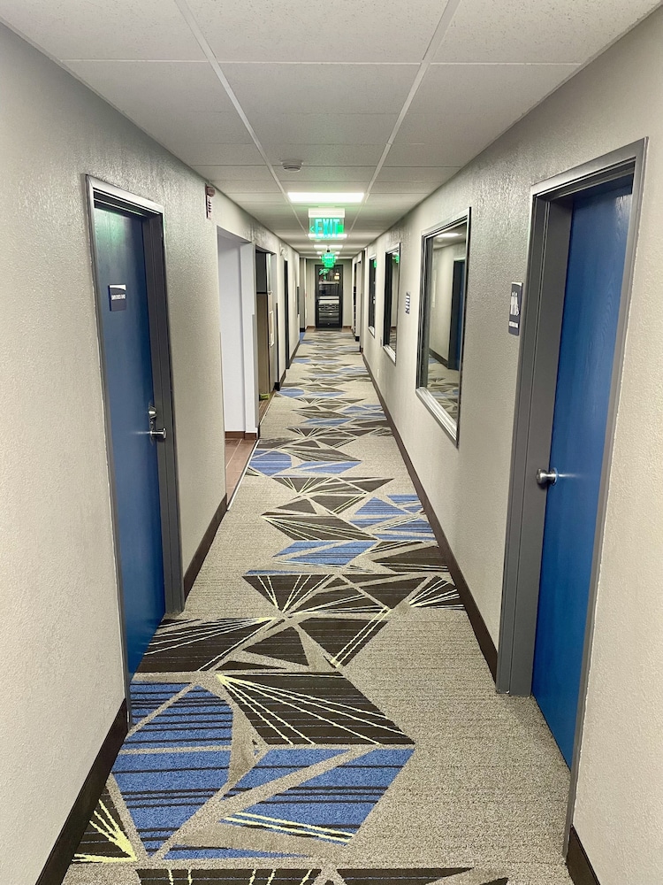 Economy Inn Suites Cedar Rapids 5/50