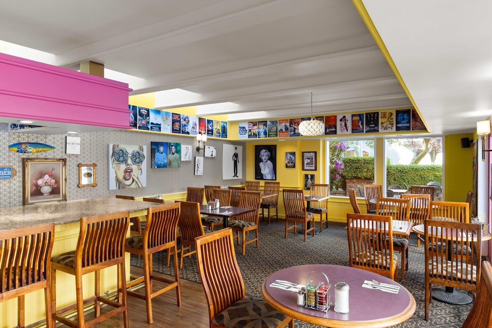 Royal Scot Hotel & Suites, Trademark Collection by Wyndham 56/76