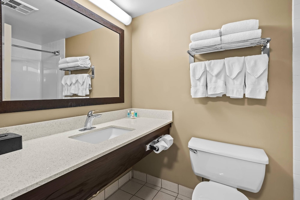 Basement, 2 Queen Beds، Comfort Inn & Suites Calgary Airport - South 6/7