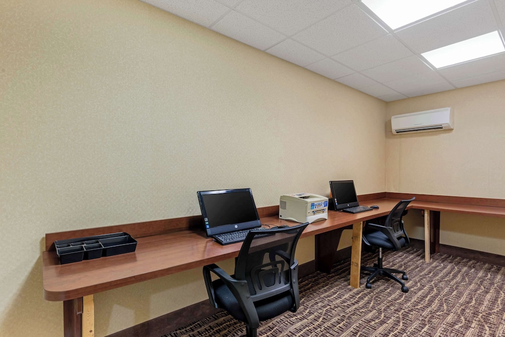 Comfort Inn & Suites Dover near Speedway 49/56