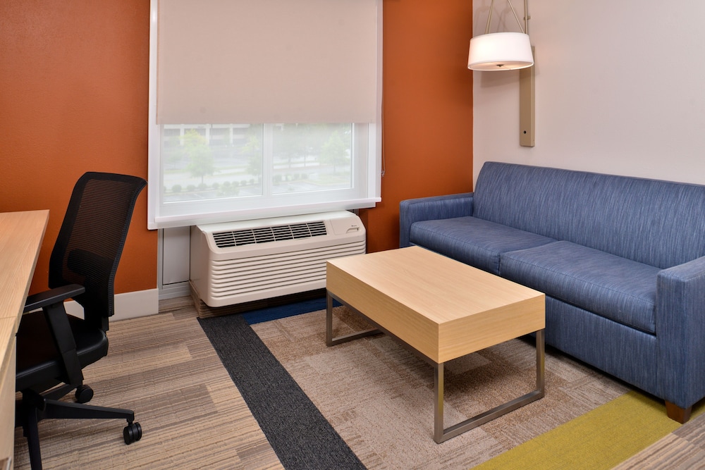 Holiday Inn Express Suites Cincinnati Mason 28/49