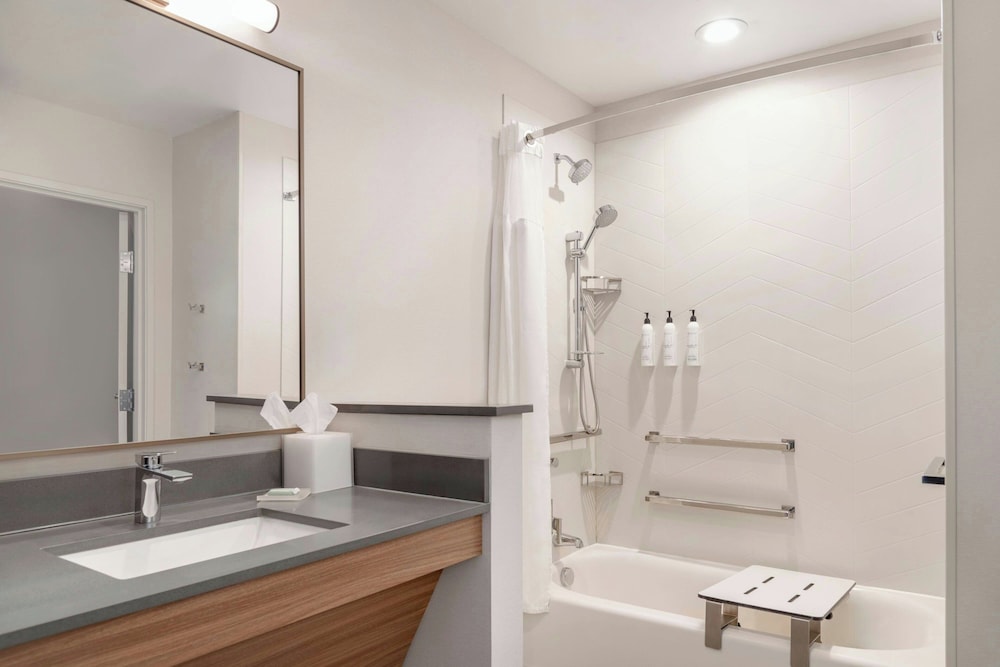 Fairfield Inn & Suites by Marriott Detroit Taylor 33/36
