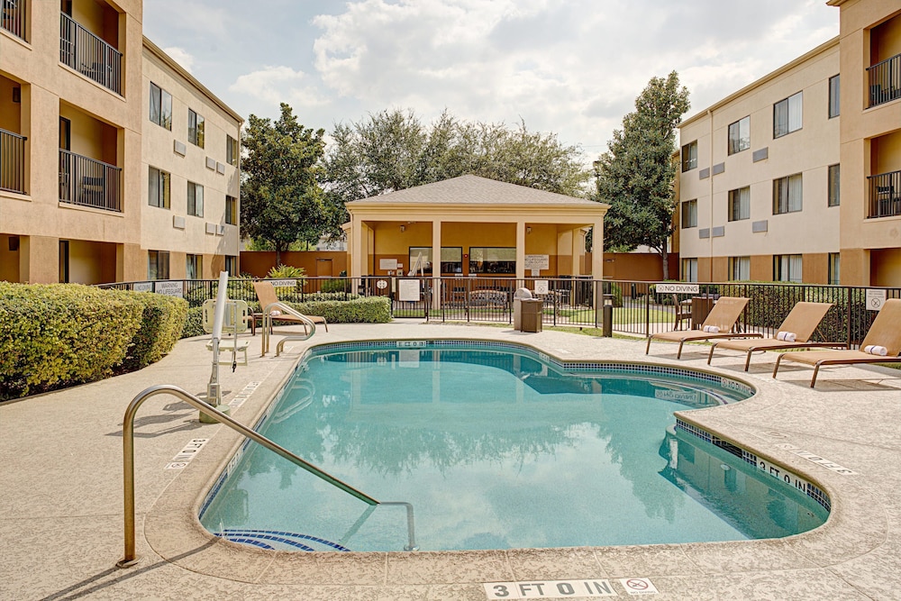 Courtyard By Marriott Houston Westchase 26/28