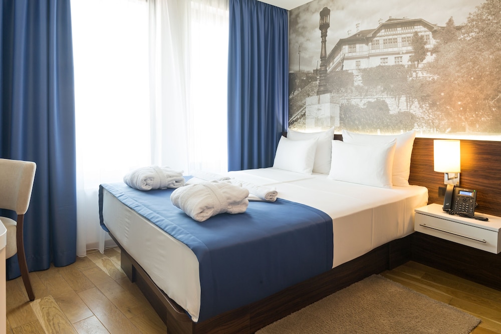 ROOM, QUEEN BED